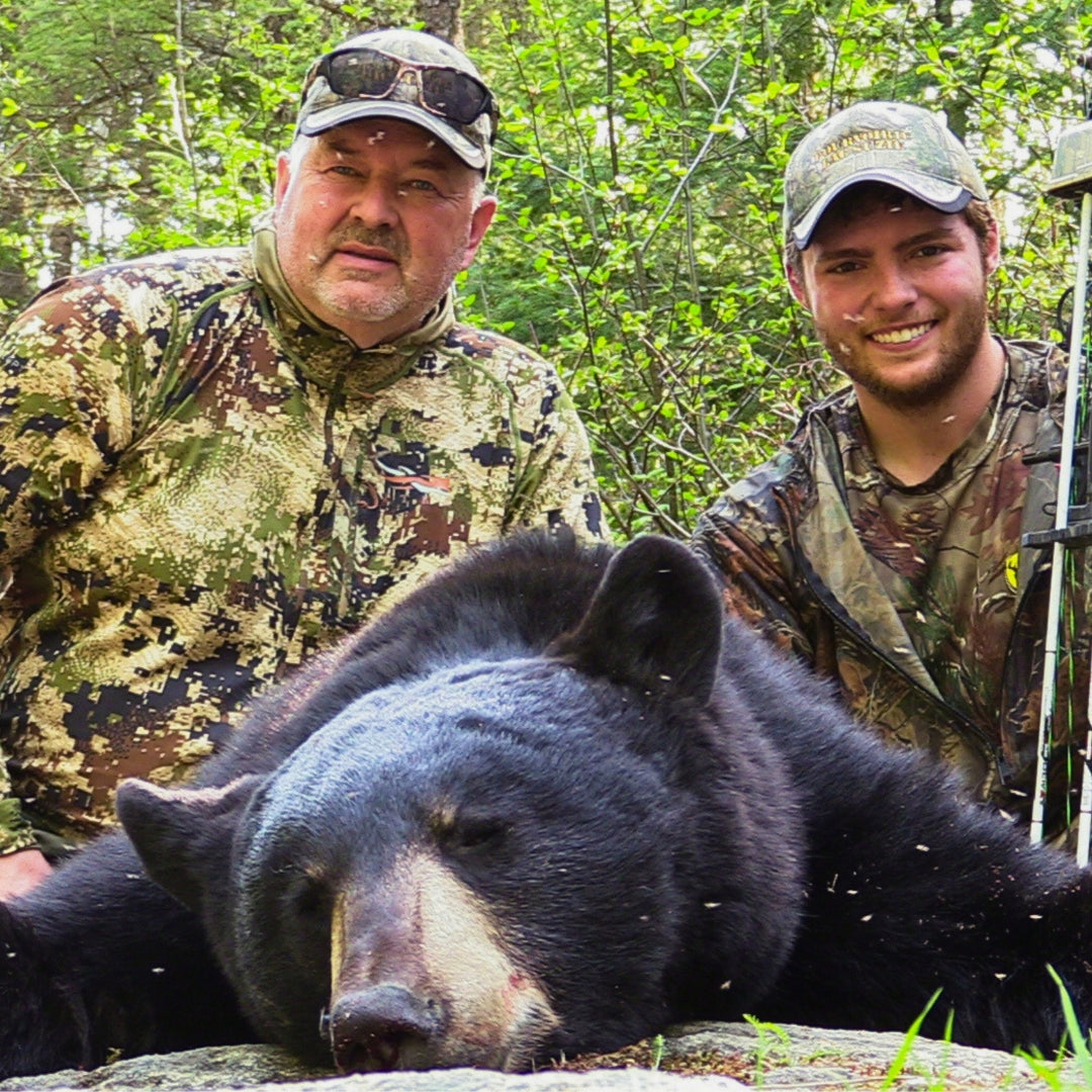 Guide avec un client avec son ours recolté en Outaouais